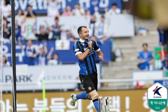 수원 삼성과의 홈 경기에서 득점포를 터뜨린 직후 환호하는 프로축구 인천 유나이티드 공격수 스테판 무고사. 사진 프로축구연맹