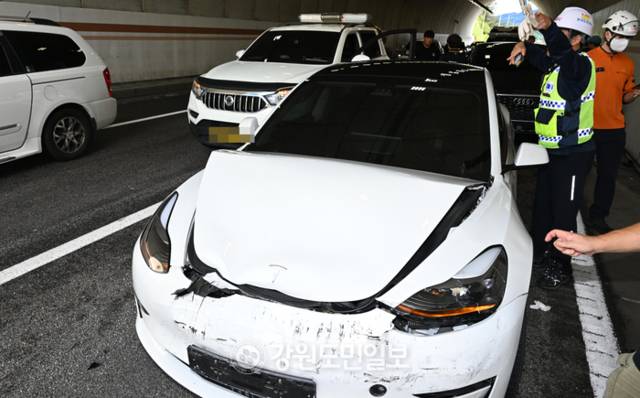 ▲ 8일 홍천군 내촌면 서울양양고속도로 서울방면 내촌2터널에서 차량 7대간 추돌사고가 발생해 경찰과 소방관계자들이 현장을 정리하고 있다. 김정호 기자