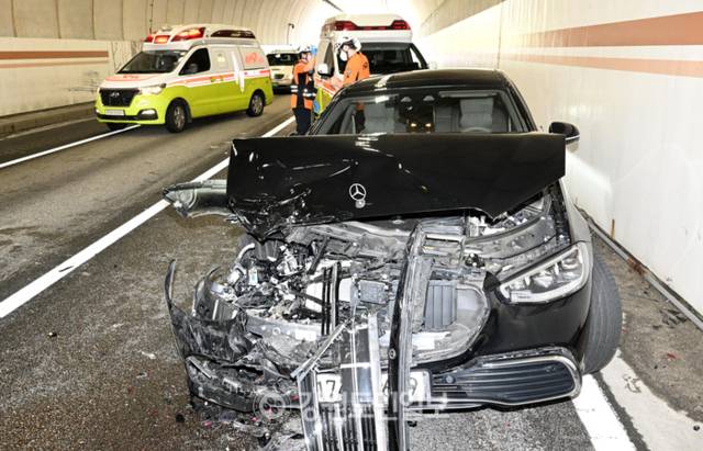 ▲ 8일 홍천군 내촌면 서울양양고속도로 서울방면 내촌2터널에서 차량 7대간 추돌사고가 발생해 경찰과 소방관계자들이 현장을 정리하고 있다. 김정호 기자