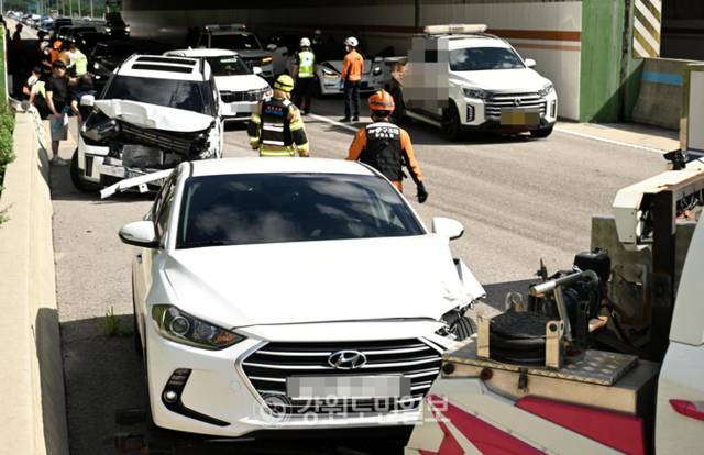 ▲ 8일 홍천군 내촌면 서울양양고속도로 서울방면 내촌2터널에서 차량 7대간 추돌사고가 발생해 경찰과 소방관계자들이 현장을 정리하고 있다. 김정호 기자