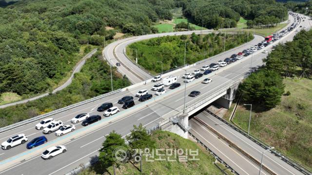 ▲ 추석 대체공휴일인 8일 서울양양고속도로 서울방면 내촌IC 주변이 귀경차량들로 정체를 빚고 있다. 김정호 기자