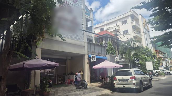 강씨·안씨 부부가 구금돼 있던 수용시설로부터 100m가량 떨어진 곳에 있는 한 성형외과. 부부는 풀려난 뒤 이곳에서 쌍커풀 수술 등 각종 성형수술을 받은 것으로 알려졌다./사진=김다빈 기자