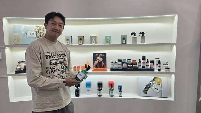 구경모 세이션 대표가 7일 서울 성수동 본사 쇼룸에서 남성용 화장품 브랜드인 '그라펜'에 대해 설명하고 있다. 은정진 기자