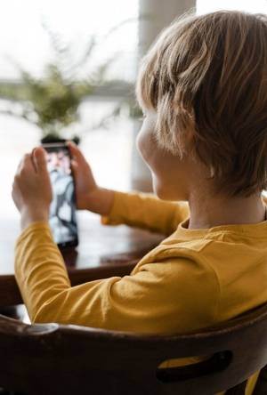 어린이 스마트폰 SNS 사용 이미지. Designed by Freepik