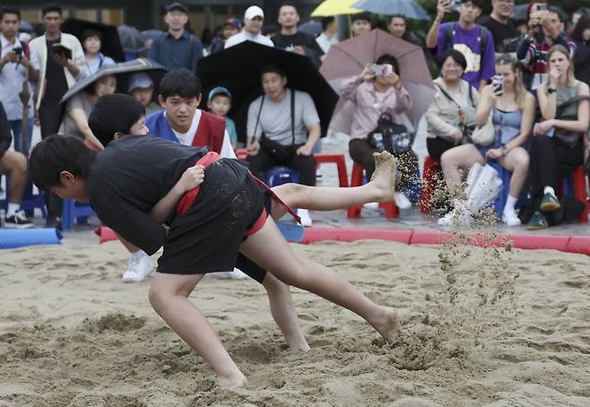 추석을 하루 앞둔 5일 서울 종로구 국립민속박물관에서 열린 ‘한가위는 민속이지’ 행사에서 어린이들이 씨름 시합을 하고 있다. 연합뉴스