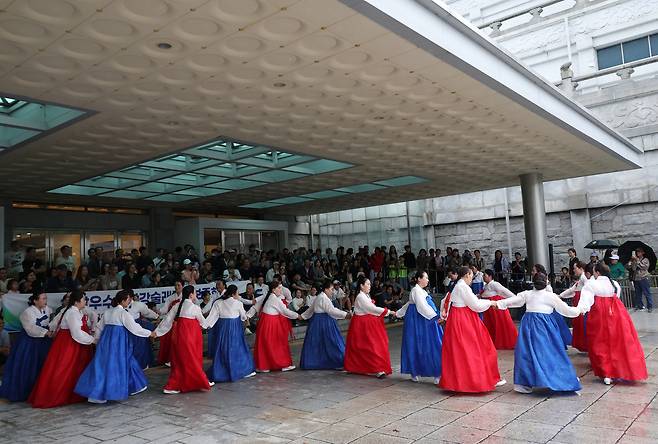 추석을 하루 앞둔 5일 서울 종로구 국립민속박물관에서 열린 ‘한가위는 민속이지’ 행사에서 해남 우수영 강강술래 공연이 펼쳐지고 있다.  연합뉴스