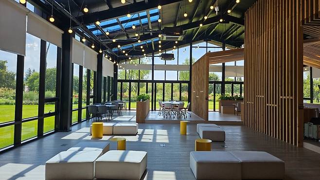 전남 순천 정원 워케이션 센터의 사무공간 전경. 전남 관광재단 제공