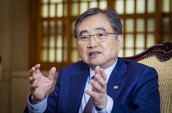 Cho Hyun, minister of foreign affairs, speaks during an interview with the JoongAng Sunday at the Sejong governmental complex on Oct. 1. [KIM SANG-SUN]