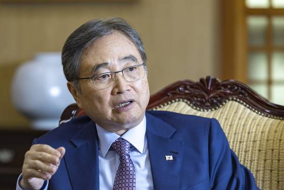 Cho Hyun, minister of foreign affairs, speaks during an interview with the JoongAng Sunday at the Sejong governmental complex on Oct. 1. [KIM SANG-SUN]