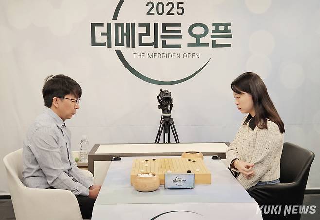 목진석 9단(오른쪽)이 김채영 9단을 제압하고 더메리든 결승에 선착했다.&nbsp;