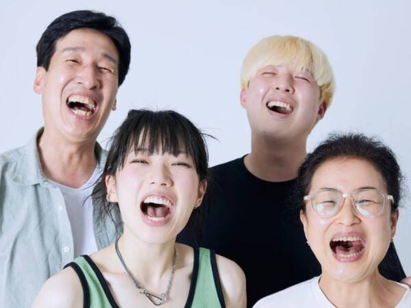 의정부에 거주하는 가족 유튜버 ‘박씨집안’의 가족 프로필 사진. 왼쪽 위부터 시계방향으로 아버지(박호룡 씨), 아들(박강훈 씨), 어머니(고세연 씨), 딸 역할(정유진 씨). 박씨집안 유튜브 게시물 갈무리