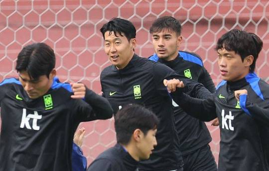 '흥민이형 따라서 하나둘 하나둘'. 사진[연합뉴스]