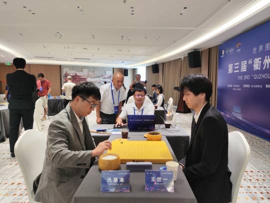 원성진(왼쪽) 9단이 란커배 16강에서 중국 왕스이 8단에게 패했다. 사진[연합뉴스]