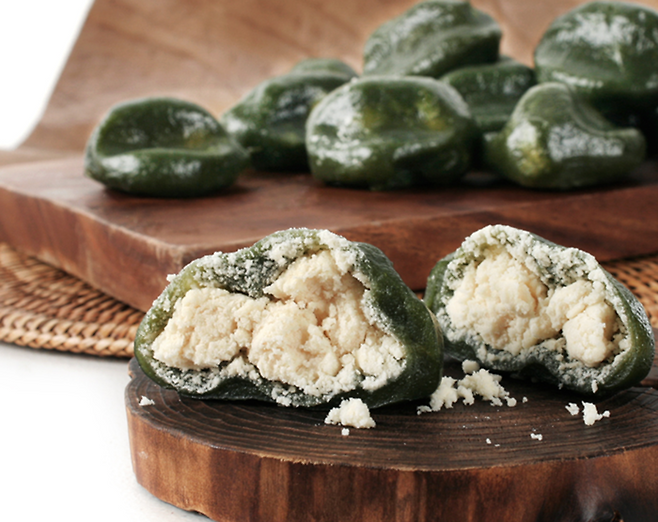 달콤한 깨송편인 줄 알고 크게 베어 물었더니 텁텁한 동부소가 튀어나오면 억울하기 마련이다. [사진 출처=자연이야기/옥션]