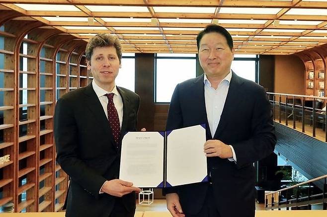 샘 올트먼 오픈AI CEO(왼쪽)와 최태원 SK그룹 회장이 만나 스타게이트 협력을 논의했다. <사진=SK>