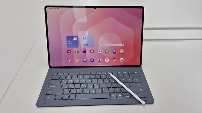 갤럭시 탭 S11 울트라에 별도 구매 가능한 키보드 북커버를 씌운 모습. 고민서 기자