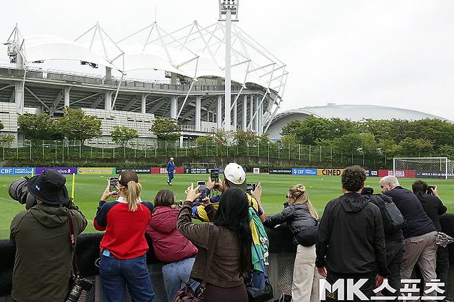 10월 7일 브라질 축구 대표팀의 훈련을 취재하기 위해 고양종합운동장 보조구장을 찾은 브라질 취재진은 30명이었다. 사진=이근승 기자