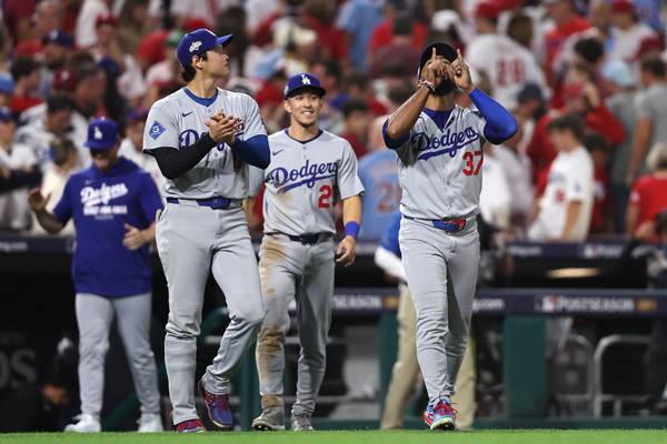 다저스 선수들이 1차전 승리를 확정한 뒤 필드로 나오고 있다. 사진= Bill Streicher-Imagn Images= 연합뉴스 제공