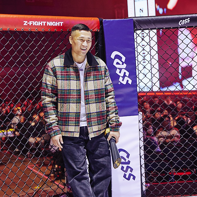 Z-Fight Night 정찬성 대표가 2024년 12월 경기도 고양시 KINTEX 제2전시장 7A홀 ZFN 2 승리 선수에게 줄 트로피를 든 채 웃고 있다. 사진=MCP ECC