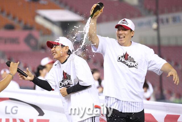 1일 서울 잠실야구장에서 열린 '2025 신한 SOL BANK KBO리그' NC 다이노스와 LG 트윈스 경기. 우승을 확정 지은 LG 트윈스 선수들이 기뻐하고 있다. 염경엽 감독에게 샴페인을 붓는 김현수./마이데일리