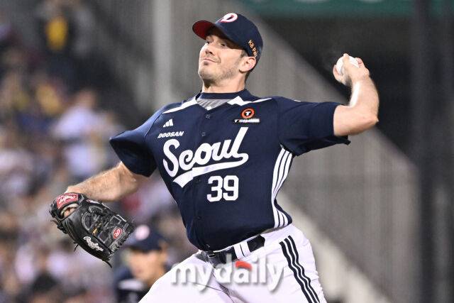 30일 서울 잠실야구장에서 열린 '2025 신한 SOL BANK KBO리그' 두산 베어스와 LG 트윈스 경기. 두산 잭로그가 3-0으로 앞선 7회말 교체되 마운드에 올랐다./마이데일리