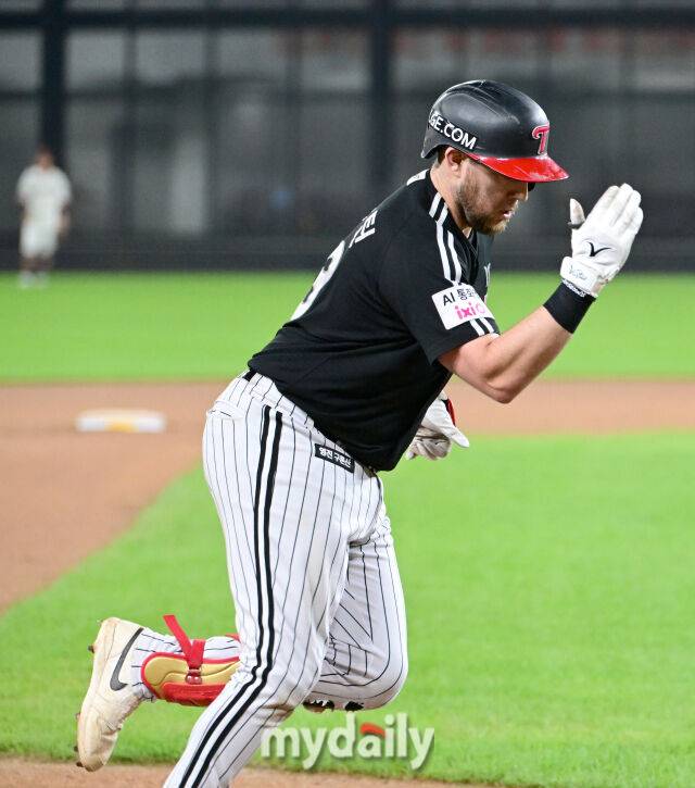 2025년 9월 27일 오후 대전 한화생명 볼파크에서 열린 '2025 신한 SOL뱅크 KBO 리그' LG 트윈스와 한화 이글스의 경기. LG 오스틴이 6회초 2사 후 솔로 홈런을 친 뒤 기뻐하고 있다./마이데일리