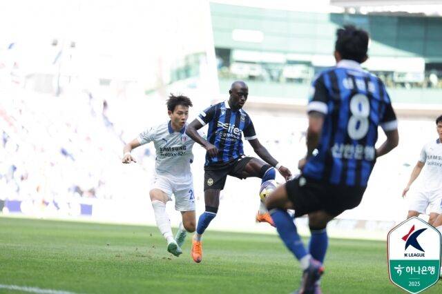인천과 수원의 경기 모습/한국프로축구연맹