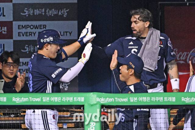 30일 서울 잠실야구장에서 열린 '2025 신한 SOL BANK KBO리그' 두산 베어스와 LG 트윈스 경기. 두산 양석환이 4회초 1사 1루에 선제 투런포를 친 후 동료들과 기뻐하고 있다./마이데일리