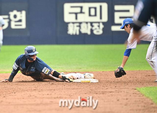 6일 오후 대구광역시 수성구 대구삼성라이온즈파크에서 진행된 '2025 프로야구 KBO리그 포스트시즌' 와일드카드 결정전 1차전 삼성라이온즈와 NC다이노스의 경기. NC 김주원이 7회초 2사 1루서 도루에 성공하고 있다./대구=송일섭 기자 andlyu@mydaily.co.kr