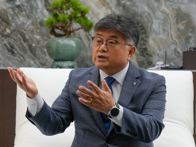 이영우 농협은행 투자상품자산관리부문 부행장은 지난 1일 본지 인터뷰에서 최근 자산가들의 관심사에 대해 “잇따른 대출 규제로 이후 자금력이 풍부한 자산가들이 상급지 재개발·재건축 급매물을 선점하려는 수요가 커지고 있다”고 말했다. [NH농협은행]