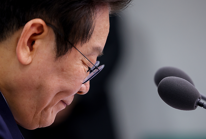 이재명 대통령이 지난 18일 서울 용산 대통령실에서 열린 제11차 수석보좌관회의에서 자료를 살펴보고 있다. [연합]