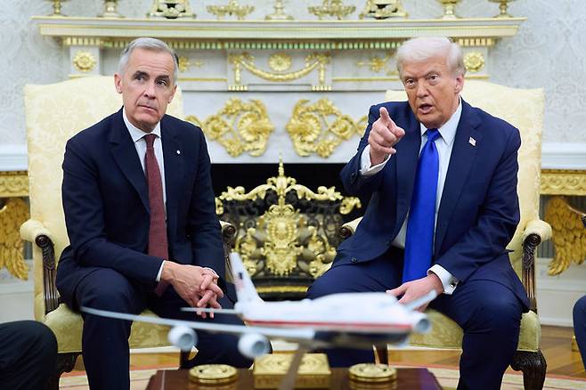 [워싱턴=AP/뉴시스]도널드 트럼프 미국 대통령이 7일(현지 시간) 백악관 집무실에서 마크 카니 캐나다 총리와 회담하며 취재진 질문을 받고 있다. 2025.10.08.