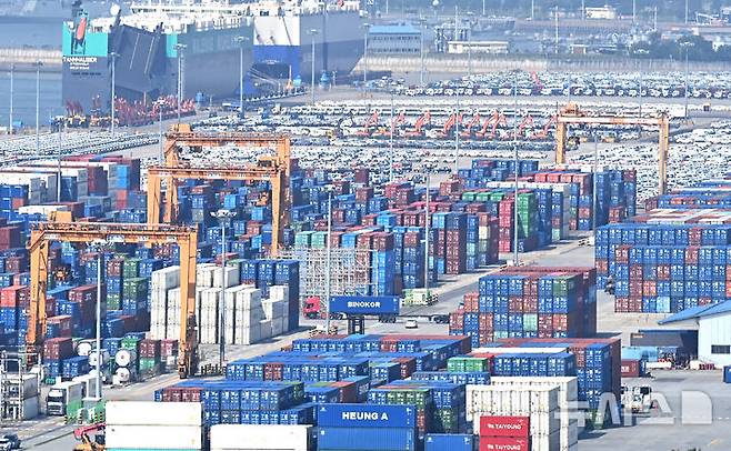 [평택=뉴시스] 김종택 기자 = 사진은 1일 수출입 컨테이너가 쌓여있는 경기 평택항 모습. 2025.10.01. jtk@newsis.com