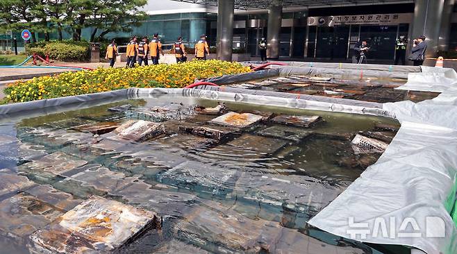 [대전=뉴시스] 김금보 기자 = 1일 오후 대전 유성구 국가정보자원관리원 화재현장에 설치된 외부 냉각 침수조의 리튬이온 배터리에서 화학작용으로 인한 기포가 올라오고 있다. 2025.10.01. kgb@newsis.com