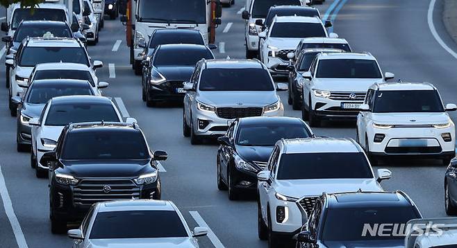 [서울=뉴시스] 황준선 기자 = 서울 서초구 잠원IC 인근에서 통행하는 국산·수입 차량들. 2023.11.08. hwang@newsis.com