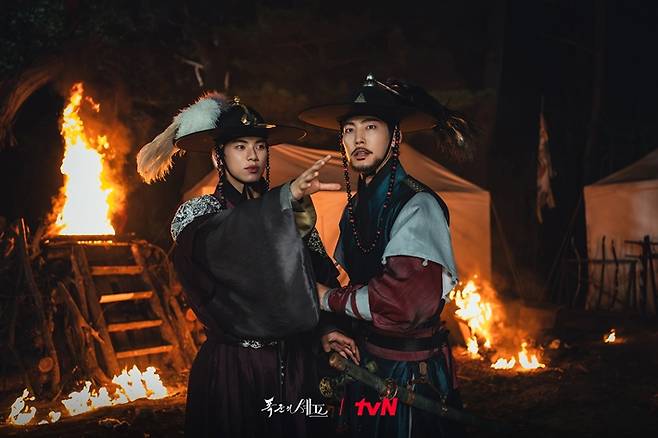 왼쪽부터 이헌 역 이채민과 신수혁 역 박영운. tvN 제공