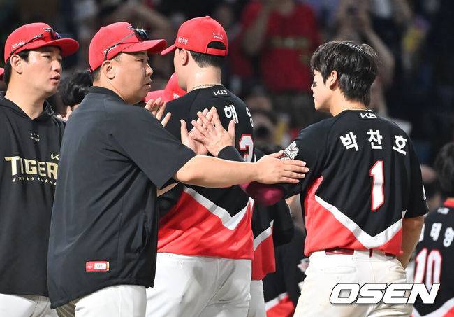 [OSEN=창원, 이석우 기자] 6일 창원NC파크에서 2025 신한 SOL 뱅크 KBO 리그 NC 다이노스와 KIA 타이거즈의 경기가 열렸다. 홈팀 NC는 라일리가, 방문팀 KIA는 올러가 선발 출전했다. KIA 타이거즈 이범호 감독이 NC 다이노스에 8-4로 승리, 박찬호와 하이파이브를 하고 있다. 2025.09.06 / foto0307@osen.co.kr