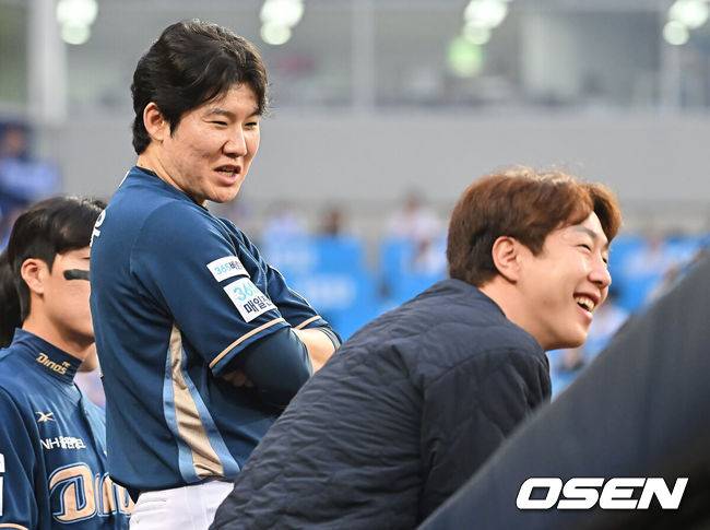 [OSEN=대구, 이석우 기자] 6일 대구 삼성라이온즈파크에서 2025 신한 SOL뱅크 KBO 와일드카드 결정전 삼성 라이온즈와 NC 다이노스의 경기가 열렸다. NC 다이노스가 구창모의 6이닝 1실점 원맨쇼에 힘입어 삼성 라이온즈에 4-1로 승리했다.NC 다이노스 박민우와 박건우가 승리를 확신하고 미소짓고 있다. 2025.10.06 / foto0307@osen.co.kr