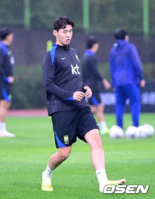 [OSEN=고양, 최규한 기자] 홍명보 감독이 이끄는 대한민국 축구 국가대표팀이 7일 오후 경기도 고양종합운동장 보조경기장에서 오는 10일 브라질과의 평가전을 앞두고 오픈트레이닝을 진행했다.한국 축구대표팀과 브라질은 오는 10일 서울월드컵경기장에서 친선경기를 갖는다.A대표팀 김지수가 훈련을 펼치고 있다. 2025.10.07 / dreamer@osen.co.kr