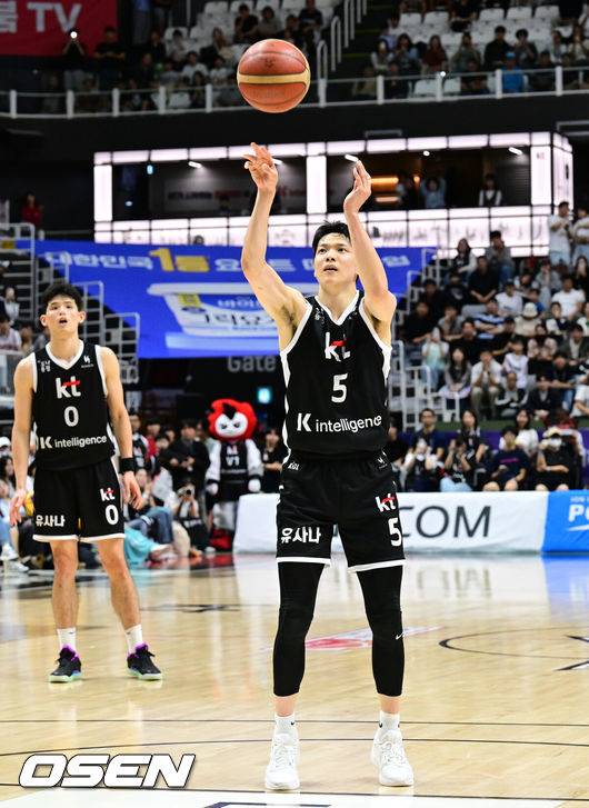 [OSEN=수원, 조은정 기자]수원 KT는 7일 수원 소닉붐아레나에서 열린 2025-2026 LG전자 프로농구 현대 모비스와 맞대결서 74-73으로 승리했다. 이날 승리로 KT는 홈 2연승을 기록했다. 김선형은 9점-7어시스트, 하윤기가 18점-6리바운드, 아이재아 힉스는 16점-11리바운드 등을 기록하며 팀 승리를 이끌었다. 연장 1차 KT 김선형이 자유투를 성공하고 있다. 2025.10.07 /cej@osen.co.kr