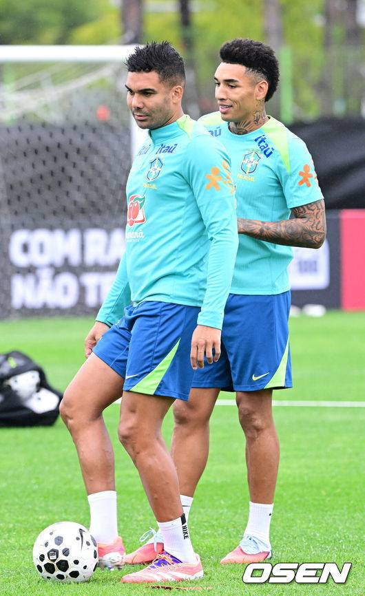 [OSEN=고양, 최규한 기자] 홍명보호와 평가전을 앞둔 브라질 축구 대표팀이 7일 오후 경기도 고양종합운동장 보조경기장에서 공식 훈련을 펼쳤다.한국 축구대표팀과 브라질은 오는 10일 서울월드컵경기장에서 친선경기를 갖는다.브라질 카세미루와 이고르 제주스가 훈련을 펼치고 있다. 2025.10.07 / dreamer@osen.co.kr
