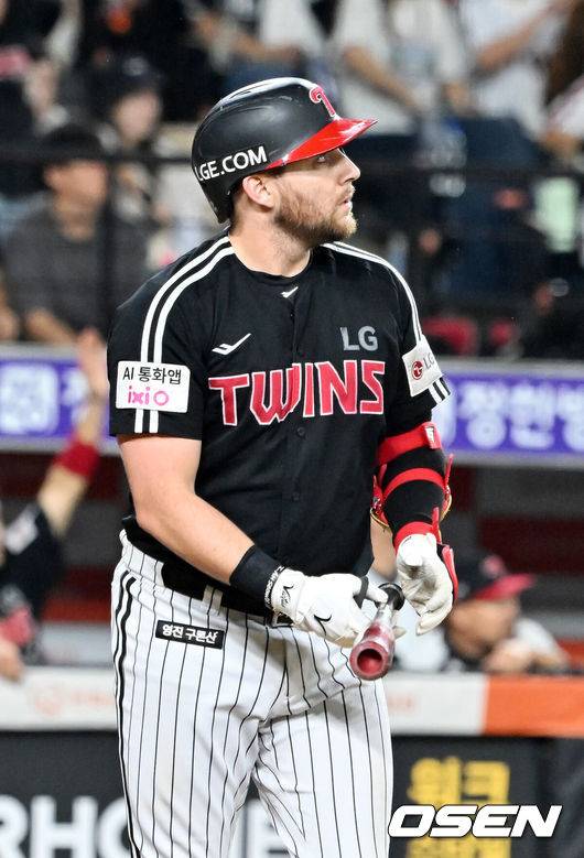 [OSEN=대전, 민경훈 기자] 27일 오후 대전 한화생명볼파크에서 2025 신한 SOL Bank KBO리그&nbsp;한화 이글스와&nbsp;LG 트윈스의 경기가 열렸다.한화는&nbsp;문동주, LG는&nbsp;톨허스트를 선발 투수로 내세웠다.6회초 2사 LG 오스틴이 좌중월 솔로 홈런을 때리고 있다. 2025.09.27 /rumi@osen.co.kr