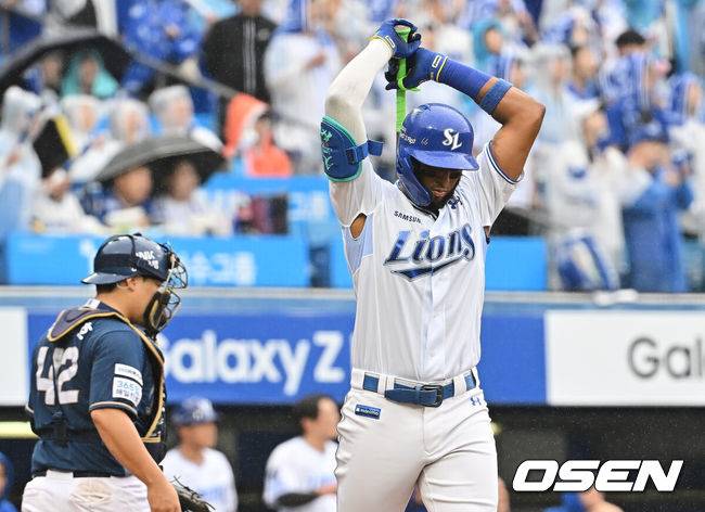 [OSEN=대구, 이석우 기자] 7일 대구 삼성라이온즈파크에서 2025 신한 SOL뱅크 KBO 와일드카드 결정전 삼성 라이온즈와 NC 다이노스의 경기가 열렸다. 홈팀 삼성은 원태인이 방문팀 NC는 로건이 선발 투수로 출전했다. 삼성 라이온즈 디아즈가 1회말 1사 1,2루 중견수 플라이 아웃당하고 아쉬워하고 있다. 2025.10.07 / foto0307@osen.co.kr