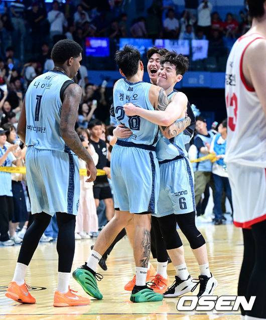 [OSEN=고양, 최규한 기자] 8일 오후 경기도 고양 소노 아레나에서 ‘2025-2026 LG전자 프로농구’ 고양 소노와 서울 SK의 경기가 열렸다.이날 경기는 홈팀 고양이 82-78로 승리하며 개막 첫 승을 거뒀다. 올 시즌 부임한 손창환 감독 또한 사령탑 첫 승의 기쁨을 맛봤다.경기를 마치고 승리한 소노 선수들이 기뻐하고 있다. 2025.10.08 / dreamer@osen.co.kr