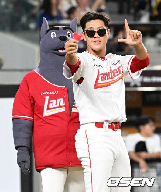 [OSEN=대전, 이대선 기자] 11일 오후 대전 한화생명볼파크에서 'KBO 올스타 프라이데이' 퓨처스 올스타전이 열렸다.KBO 올스타전의 전야제인 퓨처스 올스타전 경기는 남부리그(상무, KT, 삼성, NC, 롯데, KIA)와 북부리그(한화, SSG, LG, 두산, 고양) 대표로 나선 총 48명의 선수가 치열한 승부를 펼친다.7회말 북부올스타 이율예가 퍼포먼스를 펼치고 있다. 2025.07.11 /sunday@osen.co.kr