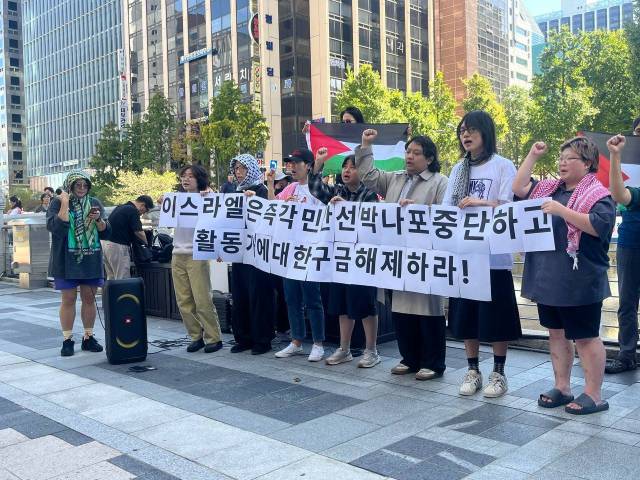 ▲ 기자회견을 진행하는 긴급행동. ⓒ강정친구들, 개척자들, 팔레스타인과 연대하는 한국 시민사회 긴급행동