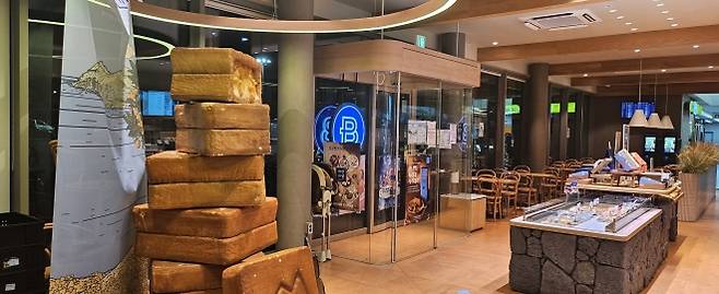 제주공항 파리바게뜨(1층과 3층)에서만 판매하는 마음샌드가 선물로 인기를 끄는 가운데 렌터카하우스 매장에서 마음샌드 모형이 전시되고 있다. 제주 강동삼 기자