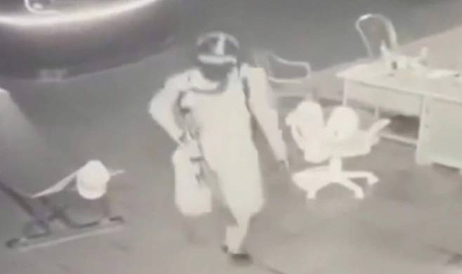 조부모와 손녀를 총으로 살해한 뒤 체포된 베트남 남성의 범행 당시 모습