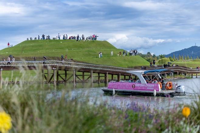 순천만국가정원 내 봉화언덕을 오르는 관람객들 모습.