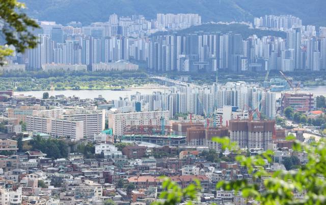 서울 남산에서 바라본 시내 아파트 단지 모습. 연합뉴스.